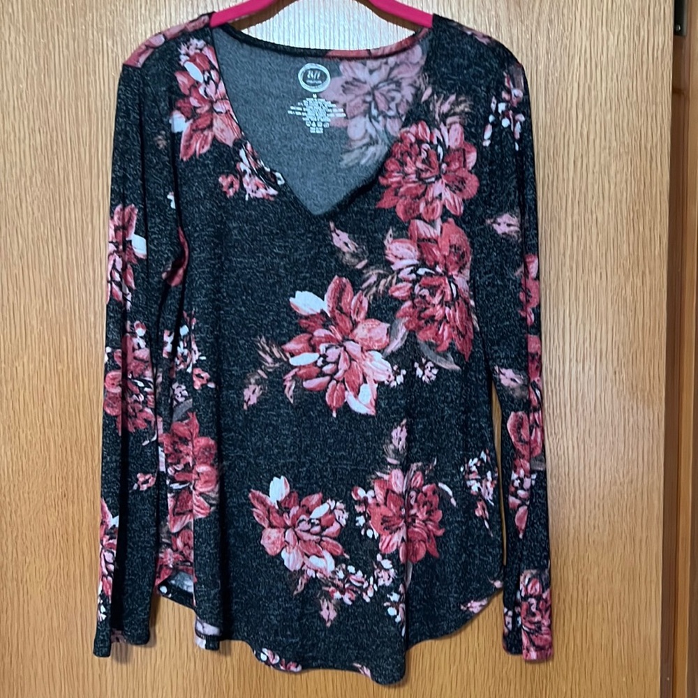 Women’s Maurice’s v-neck sweater size medium